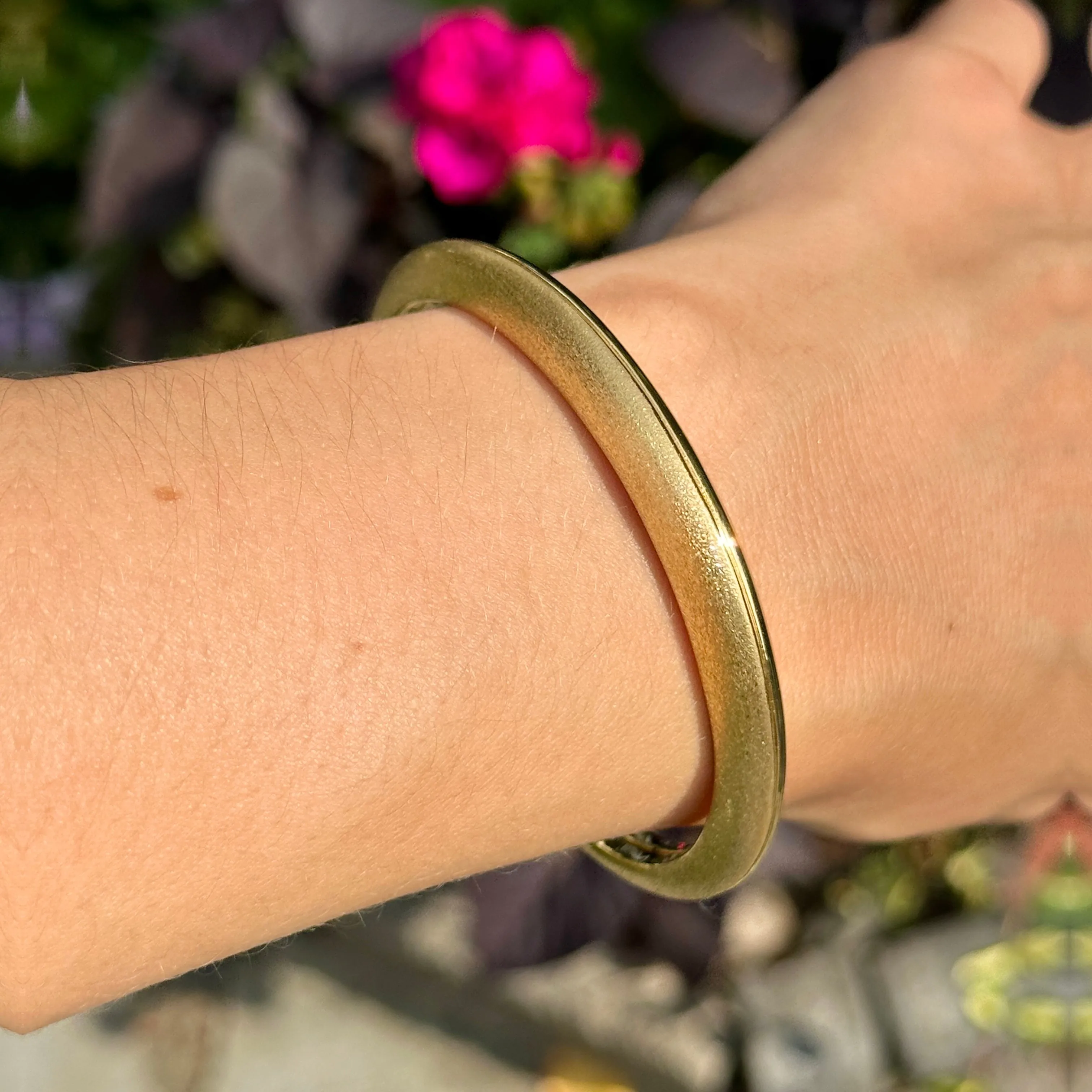 14KT Yellow Gold Knife-Edge Matte   Polished Finish Bangle Bracelet