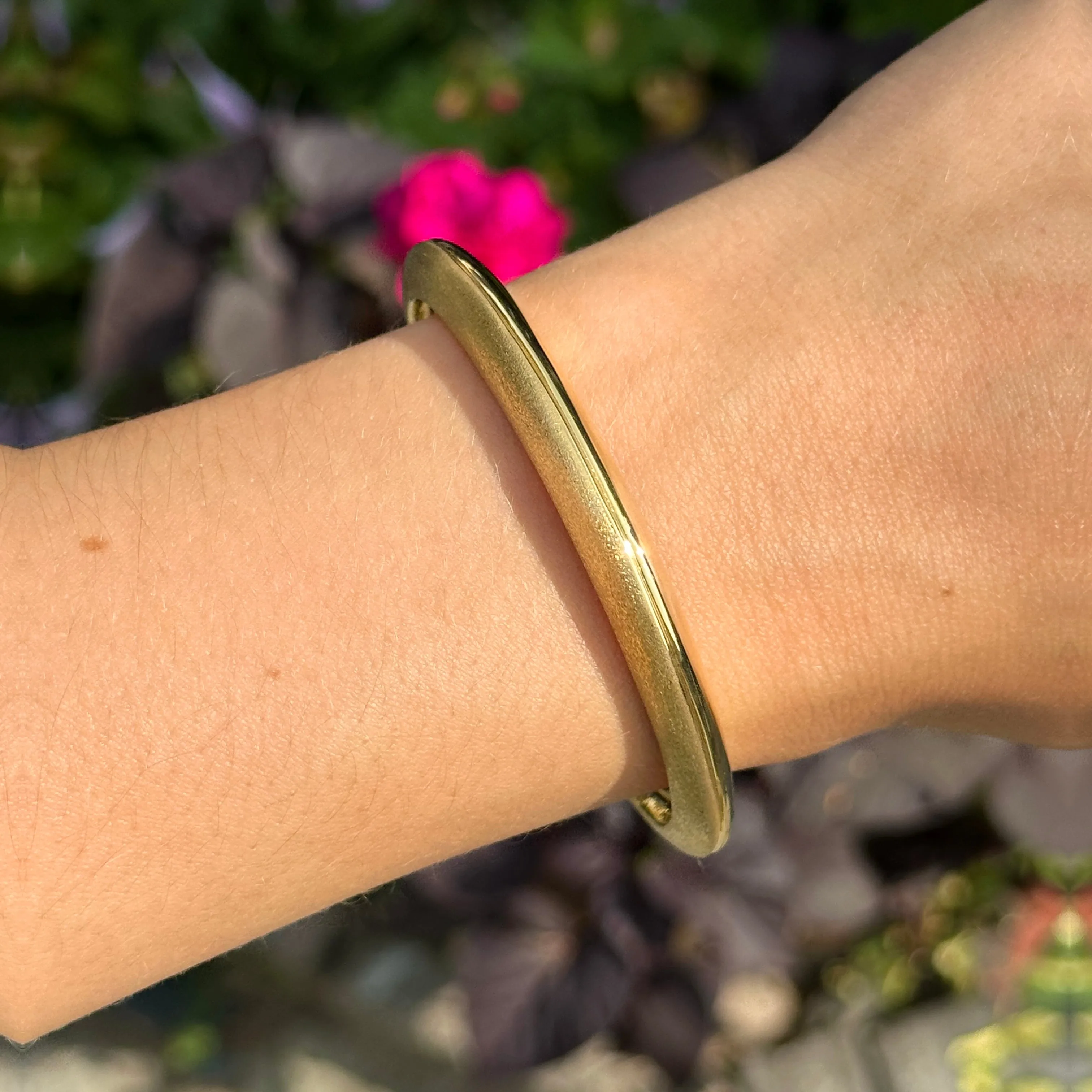 14KT Yellow Gold Knife-Edge Matte   Polished Finish Bangle Bracelet