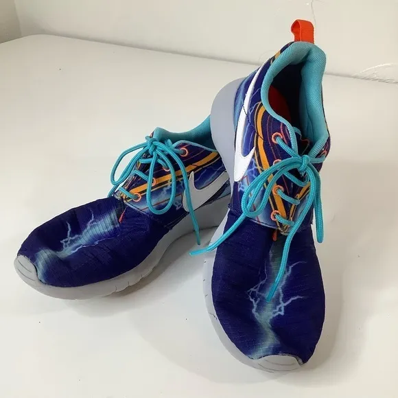 Nike Roshe run lighting bolt sneakers SZ 6.5 youth