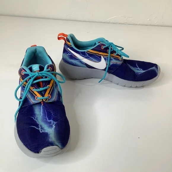 Nike Roshe run lighting bolt sneakers SZ 6.5 youth